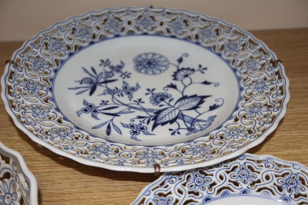 Meissen onion pattern reticulated dessert dishes and plates, late 19th/early 20th century, Large circular dish (5)